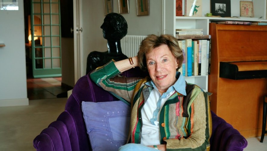 La journaliste et écrivaine Benoîte Groult pose le 7 avril 2007 dans sa maison à Hyères