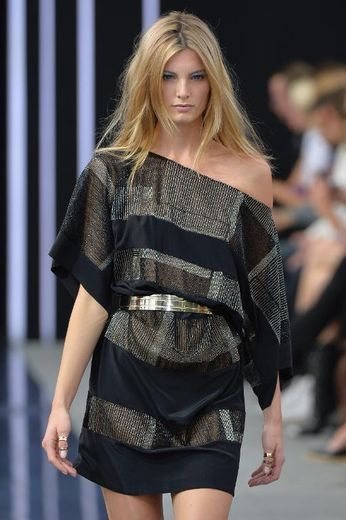 Un mannequin porte une création Maxime Simoens le 29 septembre 2013 lors de la Fashion Week à Paris