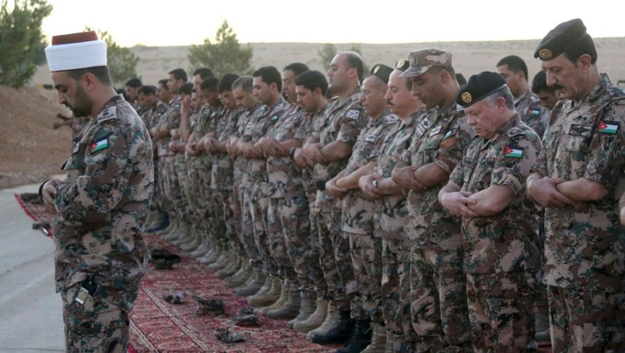 Une photo distribuée par le Palais royal du roi Abdallah II qui prie avec des soldats dans un endroit non défini en Jordanie, le 20 juin 2016