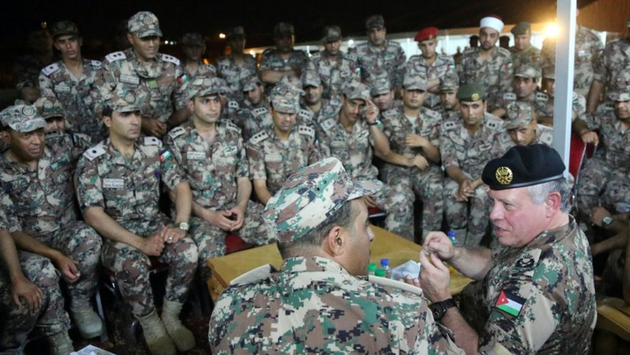 Une photo distribuée par le Palais royal de Jordanie du roi Abdallah II avec des soldats dans un endroit non défini en Jordanie, le 20 juin 2016