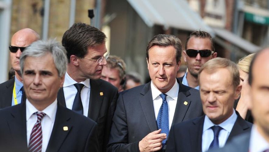 Le Premier ministre britannique David Cameron (3e d) aux côtés de son homologue néerlandais Mark Rutte à Ypres, en Belgique, le 26 juin 2014