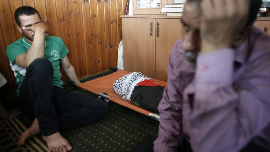 Les proches d'Ali Saad Dawabsha, le bébé palestinien brûlé vif dans un incendie criminel attribué à des colons israéliens, pleurent le défunt lors de ses funérailles à Douma, près de Naplouse en Cisjordanie, le 31 juillet 2015
