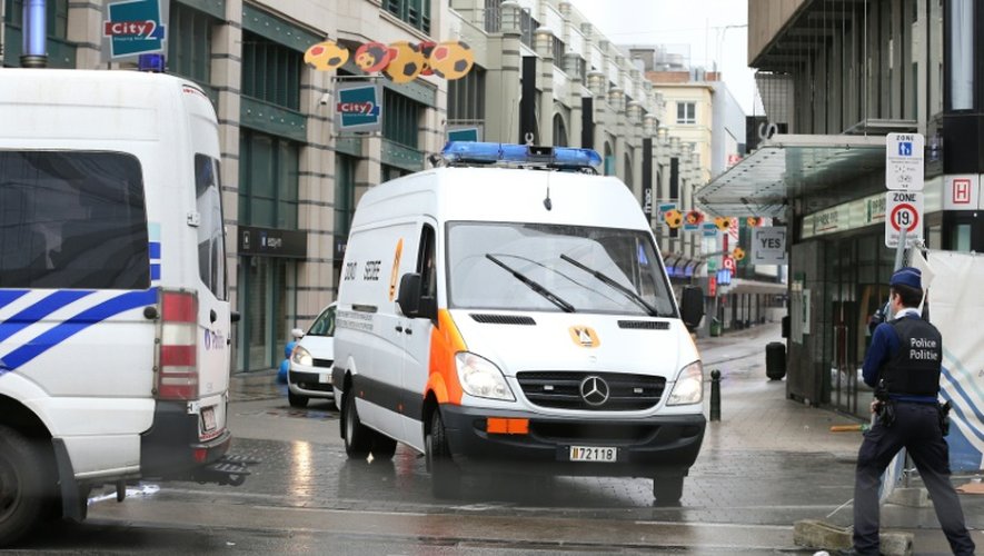 L'arrivée d'experts sur un centre commercial visé par une alerte à la bombe à Bruxelles, le 21 juin 2016