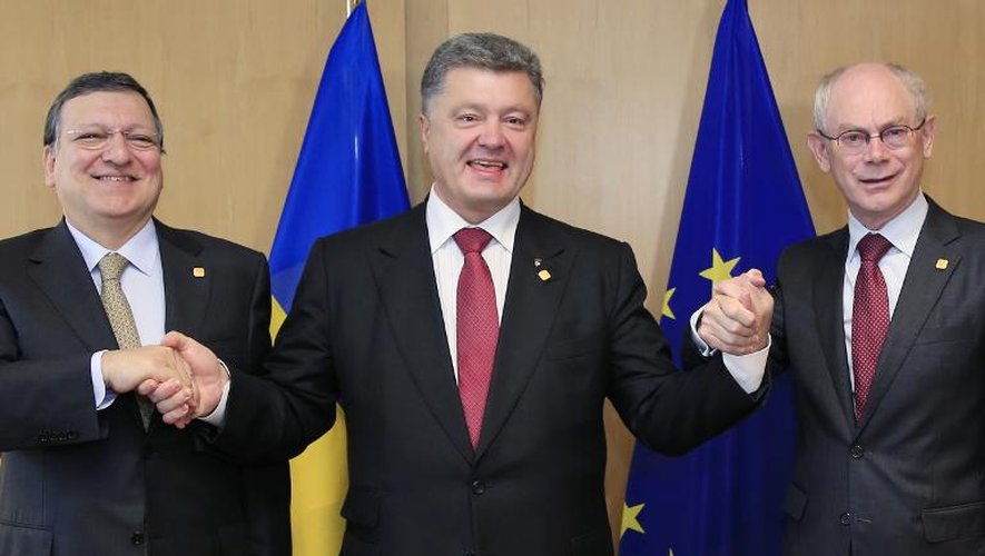(de g à d) Le président de la Commission européenne Jose Manuel Barroso, le président ukrainien Petro Porochenko et le président du Conseil européen Herman Van Rompuy le 27 juin 2014 à Bruxelles