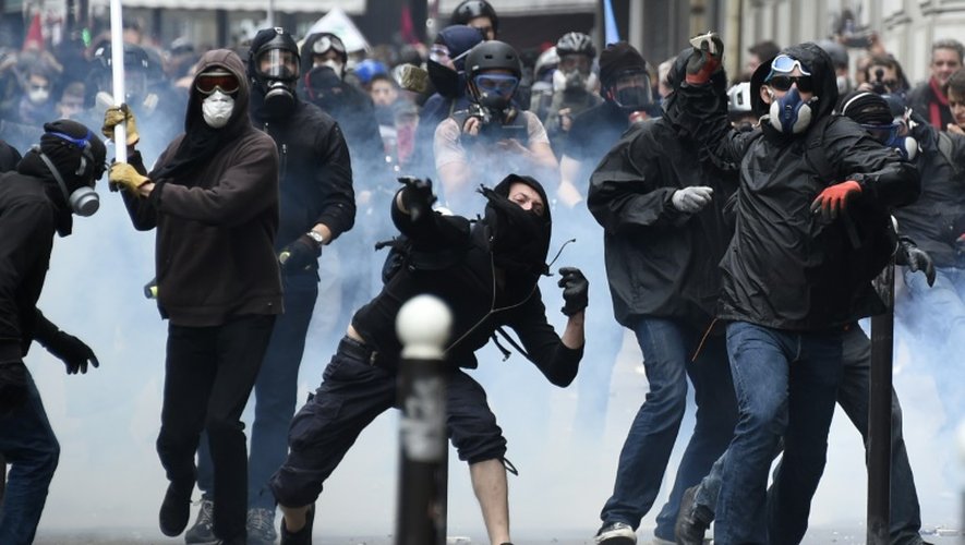 Des casseurs lancent des pierres lors de la manifestation contre la loi travail le 14 juin 2016 à Paris