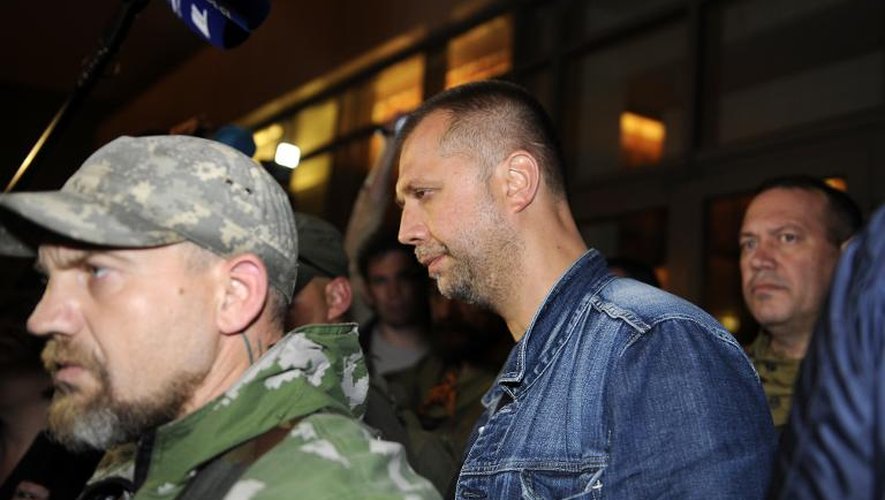 Le "Premier ministre" de la "République de Donetsk" autoproclamée par les séparatistes, Alexandre Borodaï (d), le 27 juin 2014 à Donetsk, lors de la libération des observateurs de l'OSCE