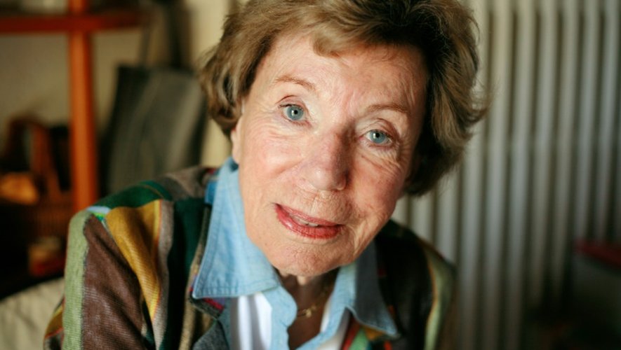 La journaliste et écrivaine Benoîte Groult pose le 07 avril 2007 à son domicile à Hyères