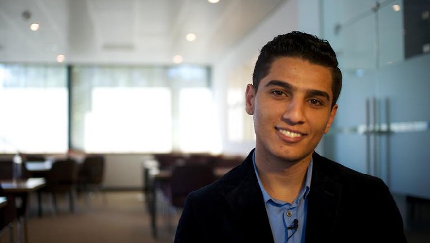 Le vainqueur du concours Arab Idol, le chanteur Mohammed Assaf, rencontre des fans et des journalistes le 29 septembre 2013 avant de donner un concert à La Haye