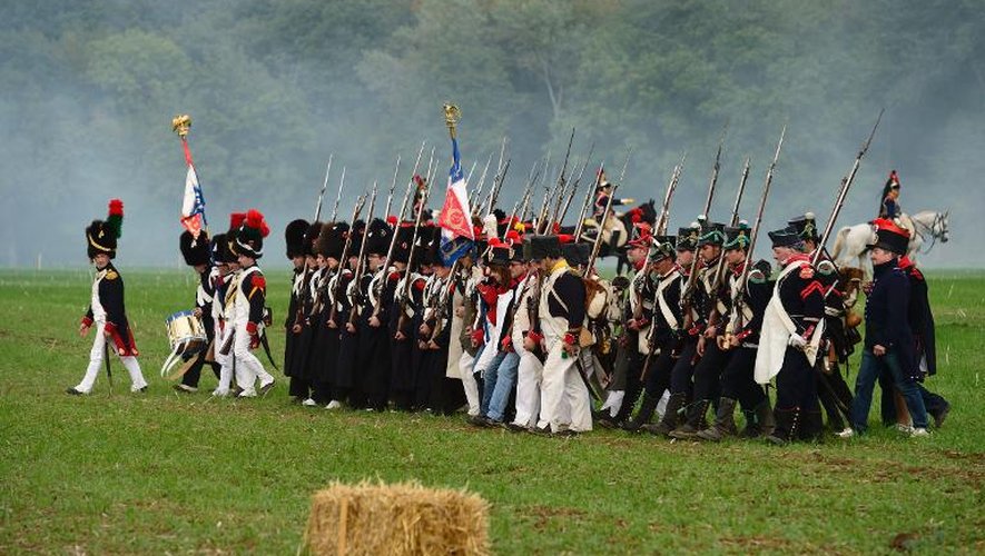 Des personnes déguisées en grognards rejouent une bataille napoléonienne le 29 septembre 2013 à Saint-Jean-les-Deux-Jumeaux