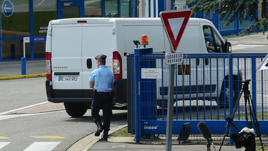 Le débris d'avion retrouvé à La Réunion arrive au laboratoire de la Défense à Balma, près de Toulouse, le 1er août 2015
