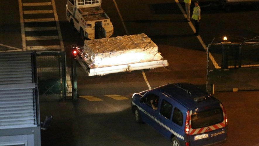 Le fragment d'aile trouvé à La Réunion est embarqué le 31 juillet 2015 sous escorte policière à bord d'un vol commercial d'Air France pour être transporté en métropole où il sera expertisé