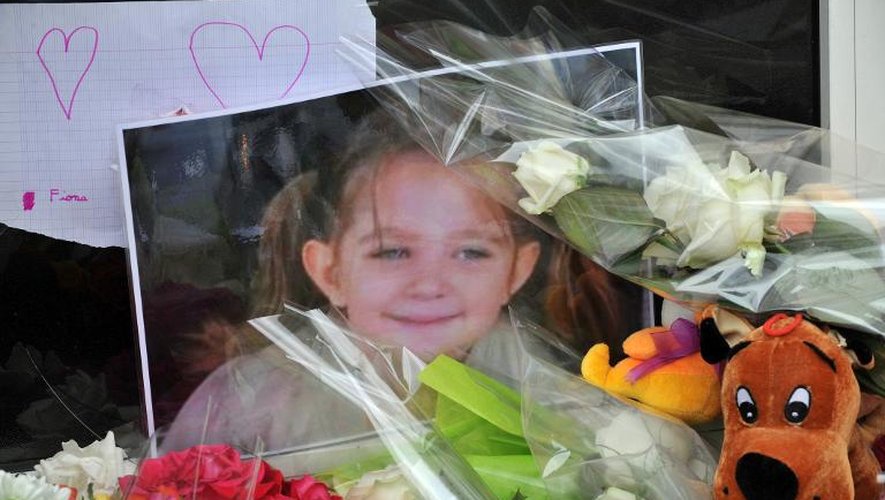 Une photo de la petite Fiona au milieu des fleurs déposée le 29 septembre 2013 devant la maison où elle vivait à Clermont-Ferrand