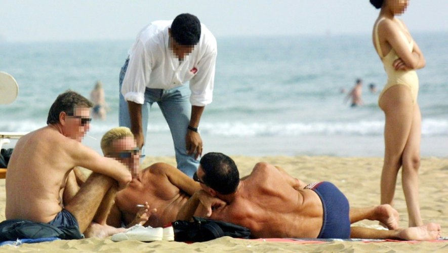 Un jeune Marocain approche des touristes le 12 juin 2001 sur la plage d'Agadir réputée pour le tourisme sexuel