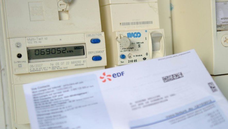 Une facture EDF devant un compteur le 31 juillet 2013 à Godewaersvelde