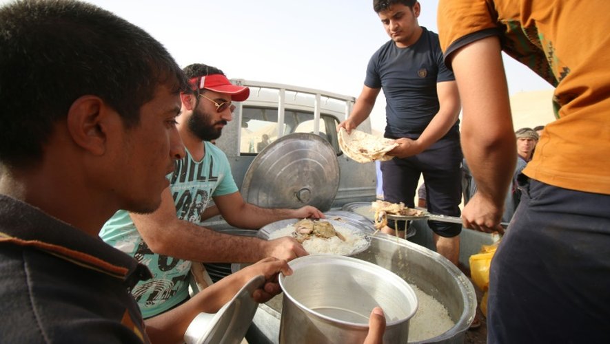 Des Irakiens qui ont fui Fallouja dans un camp de réfugiés à Khaldiya, en Irak, le 20 juin 2016