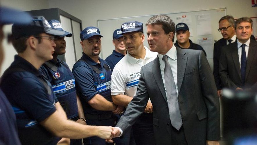 Manuel Valls en visite dans un commissariat le 6 septembre 2013 à Ris-Orangis