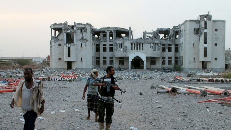 Des combattants pro-président Hadi dans une banlieue d'Aden, le 29 juillet 2015