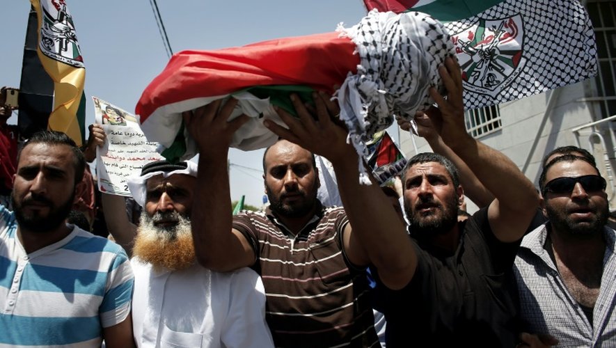 Les proches d'Ali Saad Dawabsha, le bébé palestinien brûlé vif dans un incendie criminel attribué à des colons israéliens, transportent le défunt lors de ses funérailles à Douma, près de Naplouse en Cisjordanie, le 31 juillet 2015