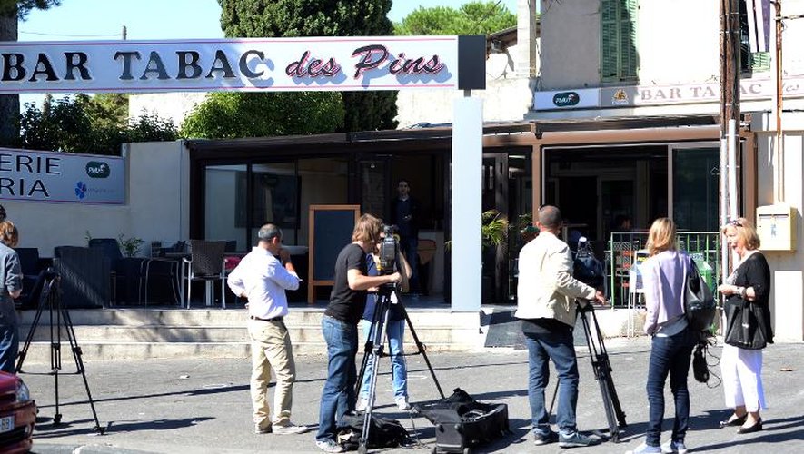 Des journalistes devant le bar-tabac de Marseille où a eu lieu le braquage, le 30 septembre 2013