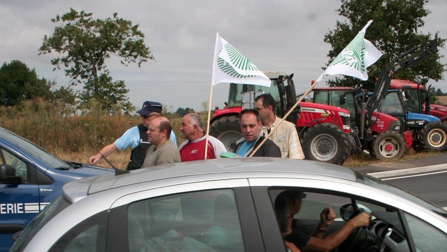Les agriculteurs manifestent depuis ce matin sur la RN88.