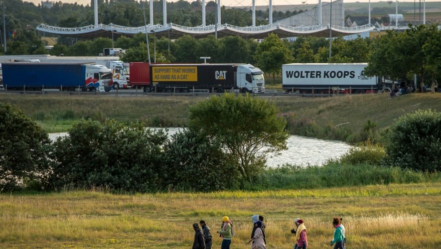 Des migrants tentent de pénétrer sur le site d'Eurotunnel pour atteindre le Royaume-Uni à Coquelles près de Calais, le 31 juillet 2015