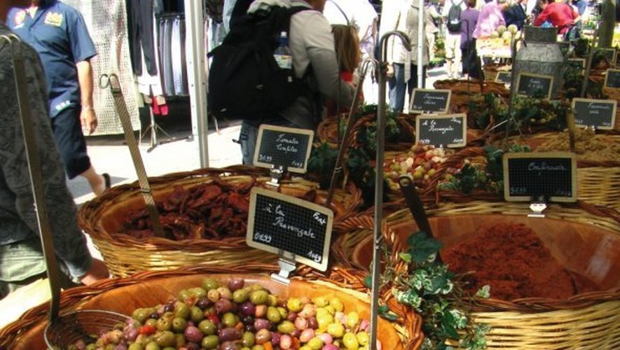 Olives, fougasses et vins des sables sur les étals de ces deux marchés.