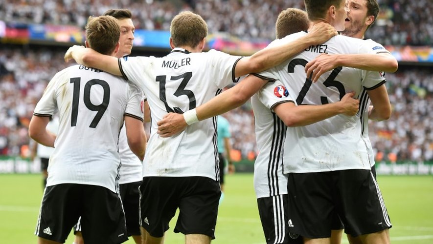 Les Allemands fêtent le but de Mario Gomez face à l'Irlande du Nord lors de l'Euro, le 21 juin 2016 au Parc des Princes