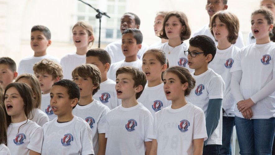 Des enfants chantent pour l'Euro-2016, à l'occasion de la Fête de la musique, le 21 juin 2016 à Paris