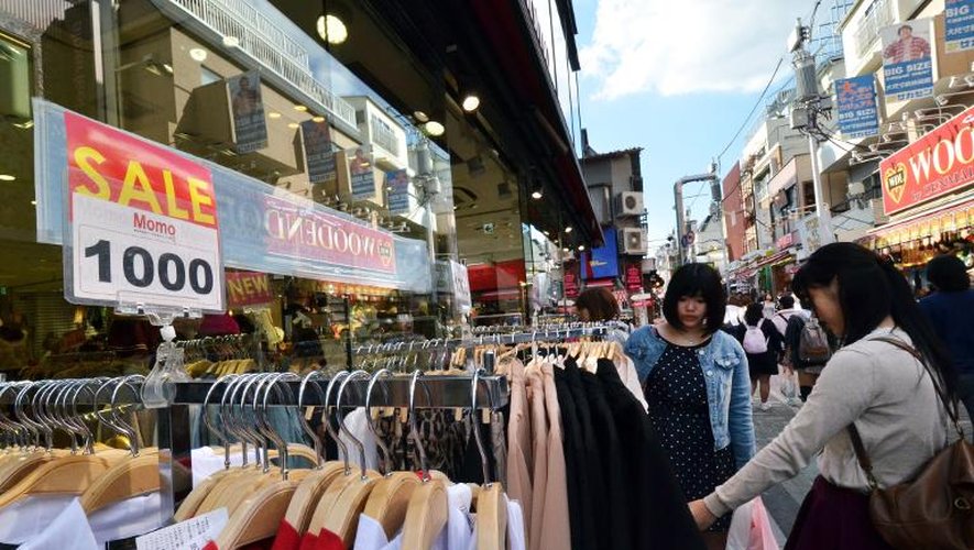 Des Japonaises font les boutiques à Tokyo le 27 septembre 2013