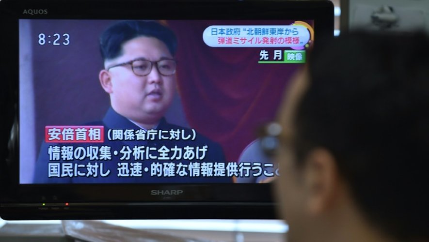 Reportage à la télévision japonaise sur le tir de missile nord-coréen, le 21 juin 2016 à Tokyo