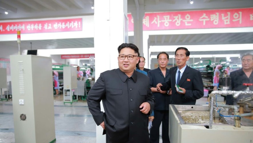 Le leader nord-coréen Kim Jong-Un (au centre) inspecte une usine à Pyongyang le 21 juin 2016