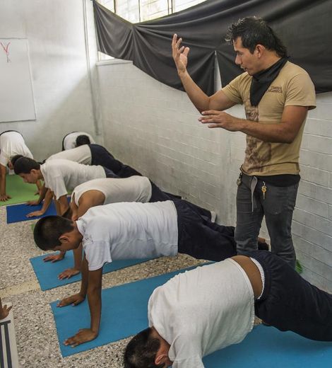 Fredy Alan Diaz Arista (g), un ancien trafiquant de drogue, enseigne le yoga à de jeunes détenues mexicains le 30 août 2013 à la Communauté de diagnostic intégral pour adolescents de Mexico