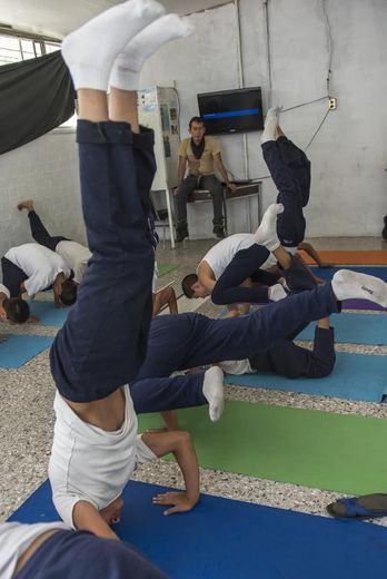 Fredy Alan Diaz Arista (au fond), un ancien trafiquant de drogue, enseigne le yoga à de jeunes détenues mexicains le 30 août 2013 à la Communauté de diagnostic intégral pour adolescents de Mexico