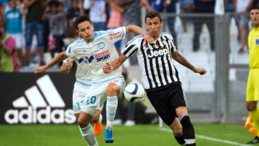 Le milieu de l'OM Florian Thauvin (g) à la lutte avec le joueur de la Juventus Turin Mario Mandzukic en match amical, à Marseille le 1er août 2015