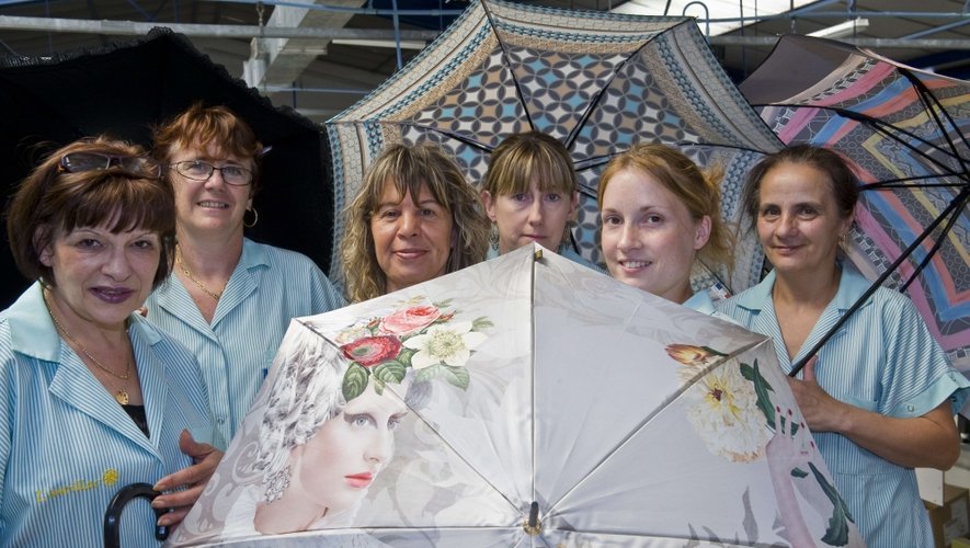Après des années difficiles, le parapluie rayonne à nouveau sur l’Aurillacois. Et ailleurs : au Japon sous forme d’ombrelles, comme sur les podiums des défilés de mode du monde entier.
