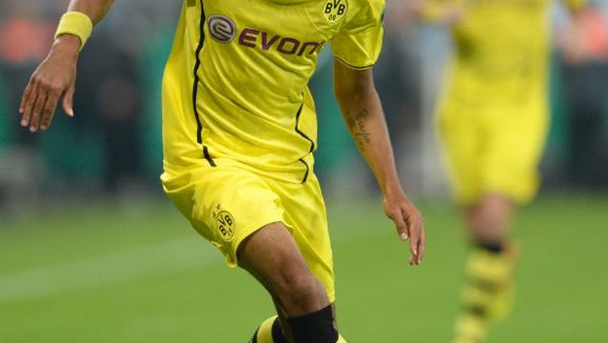 L'attaquant gabonais de Dortmund, Pierre-Emerick Aubameyang, en possession du ballon lors d'un match du deuxième tour de la Coupe d'Allemagne sur le terrain de 1860 Munich, le 24 septembre 2013