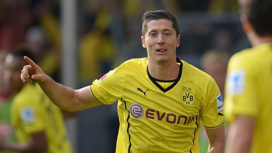 L'attaquant polonais de Dortmund, Robert Lewandowski, célèbre un but en Bundesliga contre Freiburg à Dortmund le 28 septembre 2013