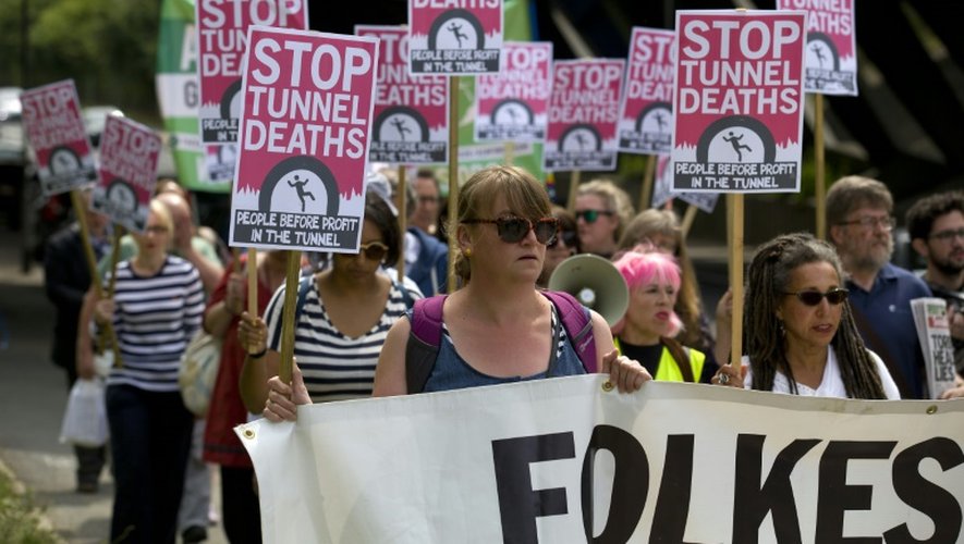 Manifestation demandant une plus grande solidarité avec les migrants, le 1er août 2015 près de l'entrée du tunnel sous la Manche à Folkestone, dans le sud-est de l'Angleterre