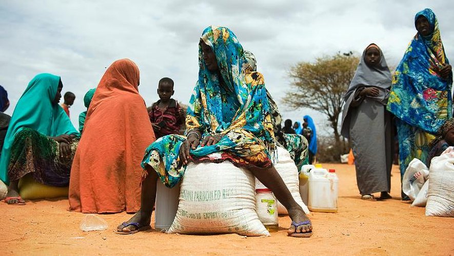 Des femmes ont reçu des rations de nourriture dans un camp à Dollow, dans le nord de la Somalie