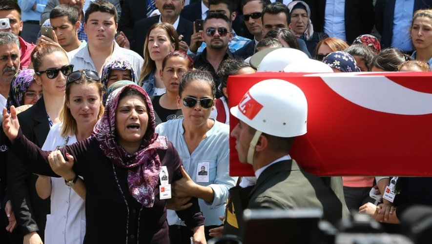 La mère d'un soldat turc tué dans une attaque attribuée au PKK alors que les gardes d'honneur transportent le cercueil lors d'une cérémonie à Ankara