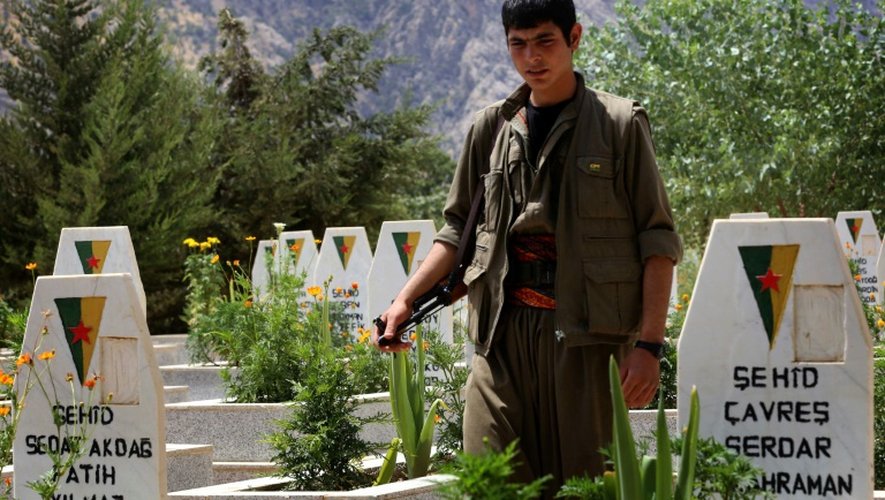Un membre du PKK arpente le 29 juillet 2015 le cimetière des combattants kurdes, au pied des monts Qandil, dans le nord de l'Irak