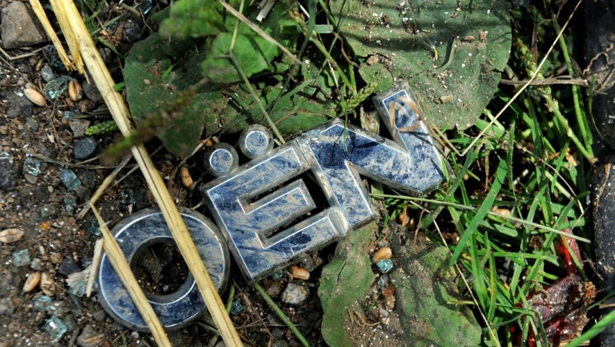 Un débris sur le site de l'accident qui a coûté la vie à quatre mineurs à Rohan, dans l'ouest de la France le 2 août 2015