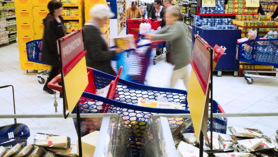 Des clients dans un supermarché, le 14 juin 2013 dans la banlieue parisienne