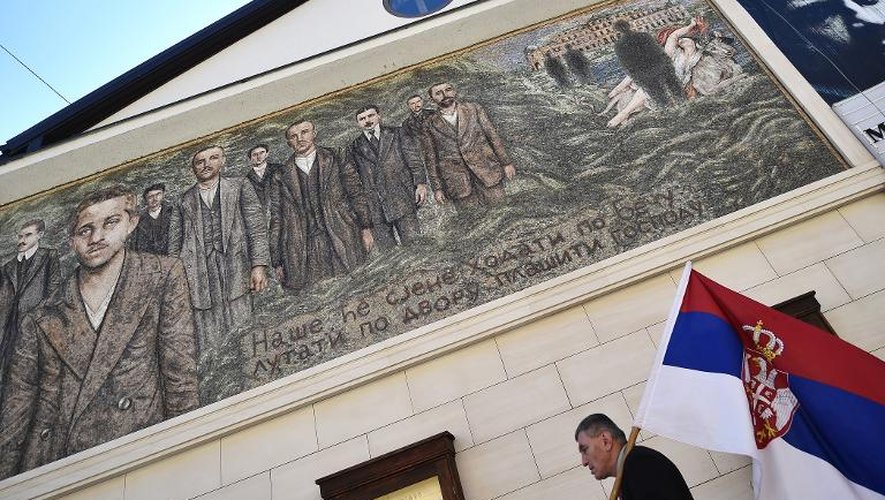 Un homme passe le 28 juin 2014 à Visegrad à côté d'une mosaïque représentant Gavrilo Princip, l'assassin de l'archiduc héritier d'Autriche François-Ferdinand