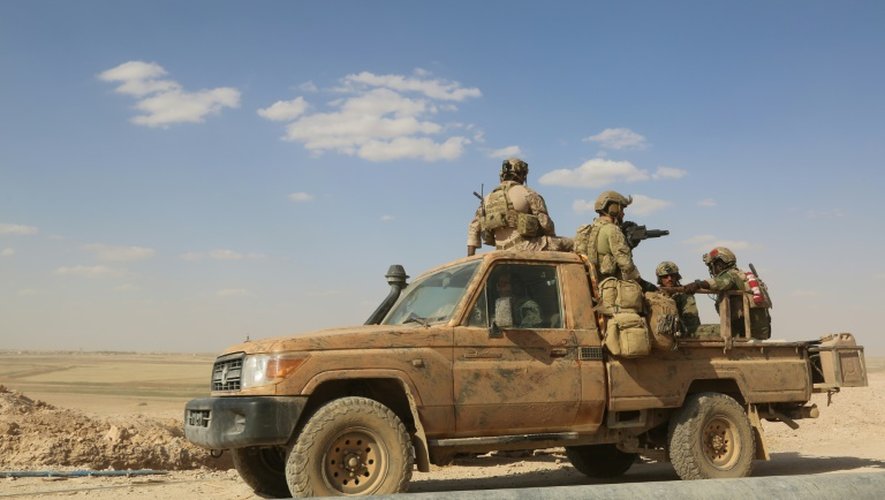 Des hommes armés participent à une opération contre les jihadistes du groupe Etat islamique dans la province syrienne de Raqa, le 25 mai 2016