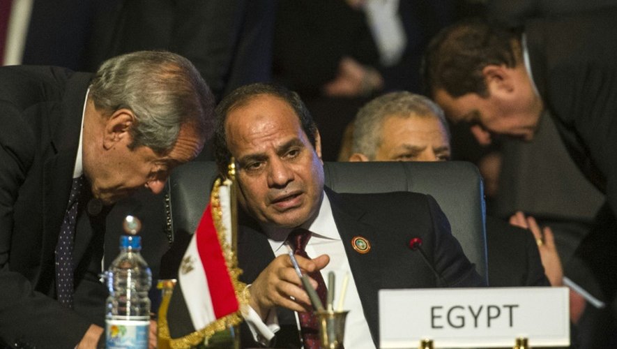 Le président égyptien Abdel Fattah al-Sissi (c) à Sharm el-Sheikh le 10 juin 2015
