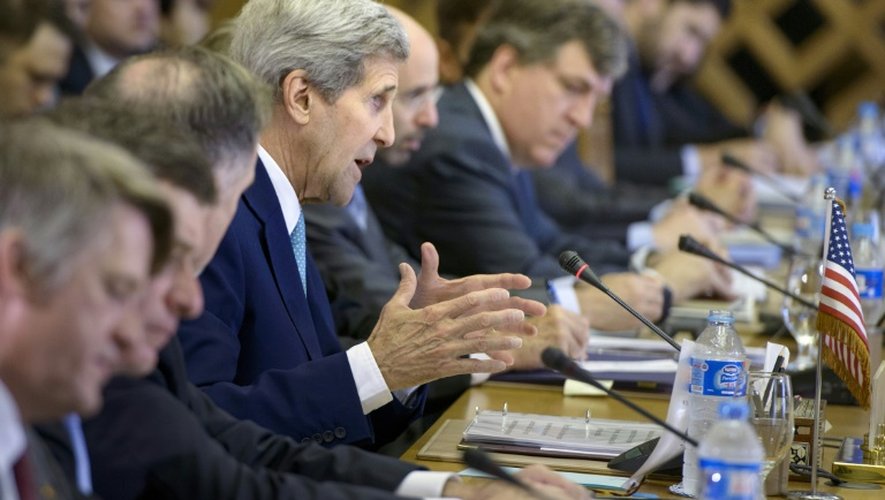 Le secrétaire d'Etat américain John Kerry (c) au ministère des Affaires étrangères au Caire, le 2 août 2015