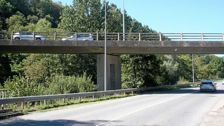 Le pont enjambe à la fois la rivière Aveyron et la RD 67 sur une longueur de 80 mètres. Le chantier va durer un mois au lieu de deux comme précédemment envisagé grâce au doublement des postes de travail.