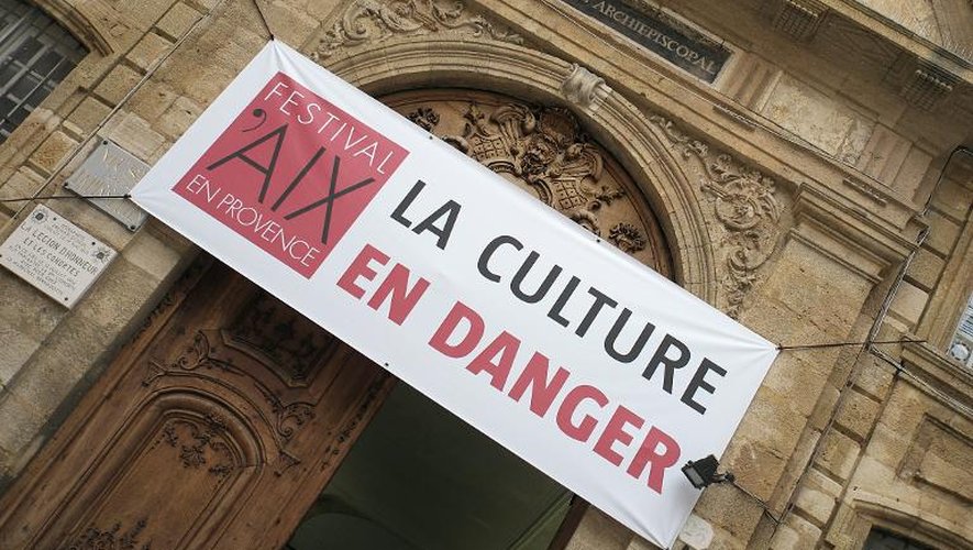 Une banderole accrochée au Palais de l'Archevêché à Aix-en-Provence le 25 juin 2014