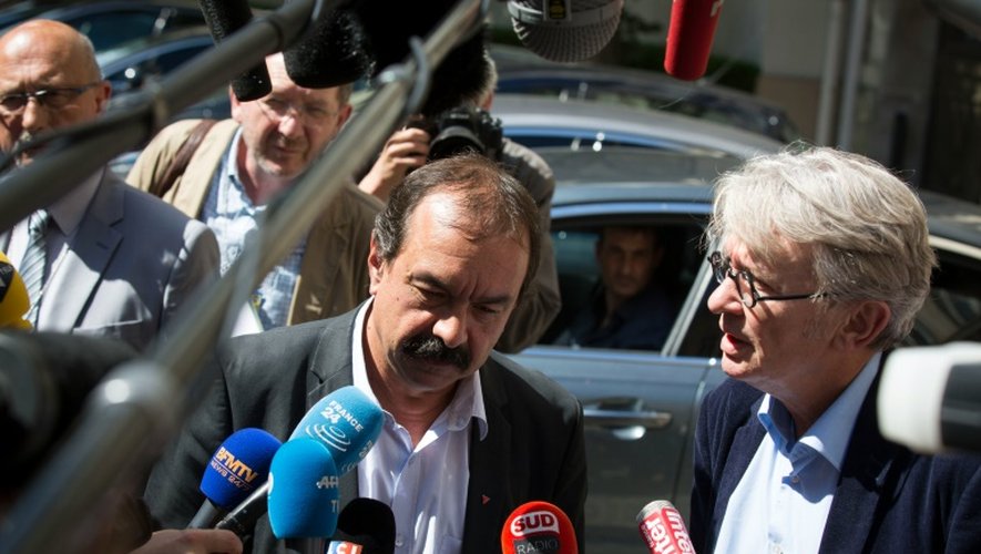 Le secrétaire général de la CGT, Philippe Martinez (g) et de FO, Jean-Claude Mailly s'adressent aux journalistes à la sortie de leur rencontre avec le ministre de l'Intérieur à Paris, le 22 juin 2016